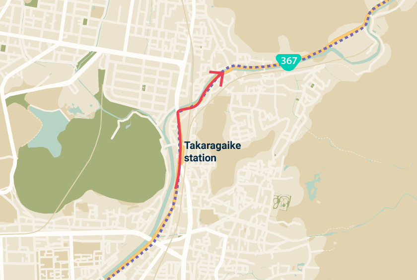 Detalle del mapa que muestra la dirección del viaje a lo largo del río Takano y cerca de la estación de Takaragaike.