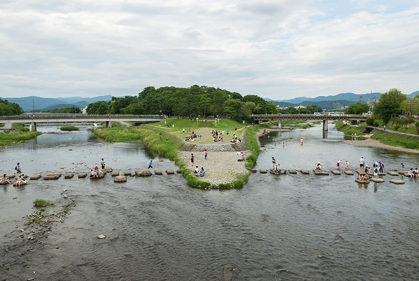 Image de personnes jouant dans et autour de Kamogawa, autrement dit Kamogawa