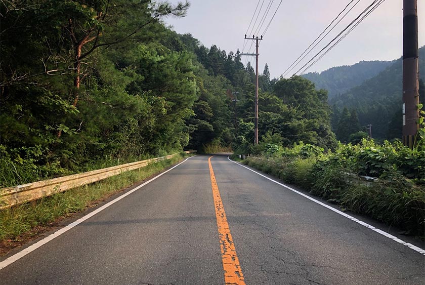 静市原町を通る道路の写真