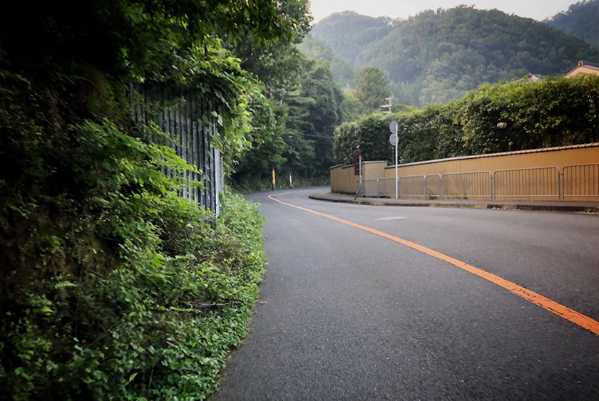 顯示京都北部丘陵山路的圖像