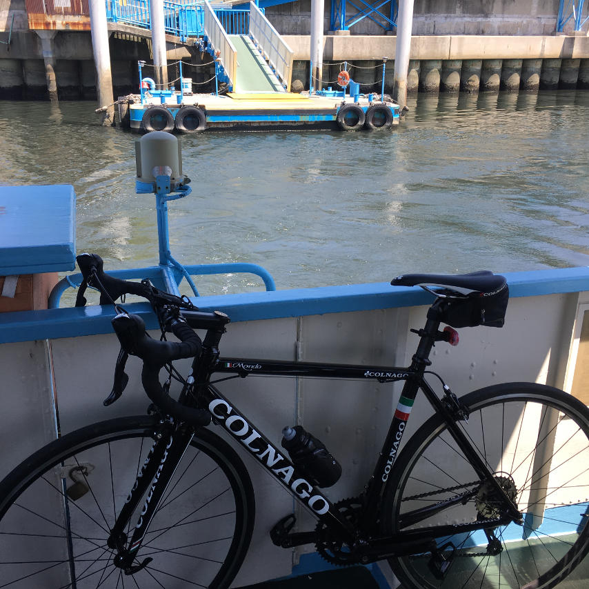 Le RBRJ Osaka Harbor Cycling Tour utilise un système de ferry gratuit mis à disposition par la ville d'Osaka.