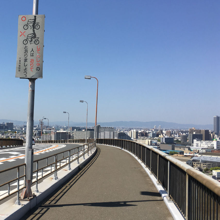 Découvrez des vues époustouflantes en passant sur les ponts pendant le tour cycliste RBRJ d'Osaka.