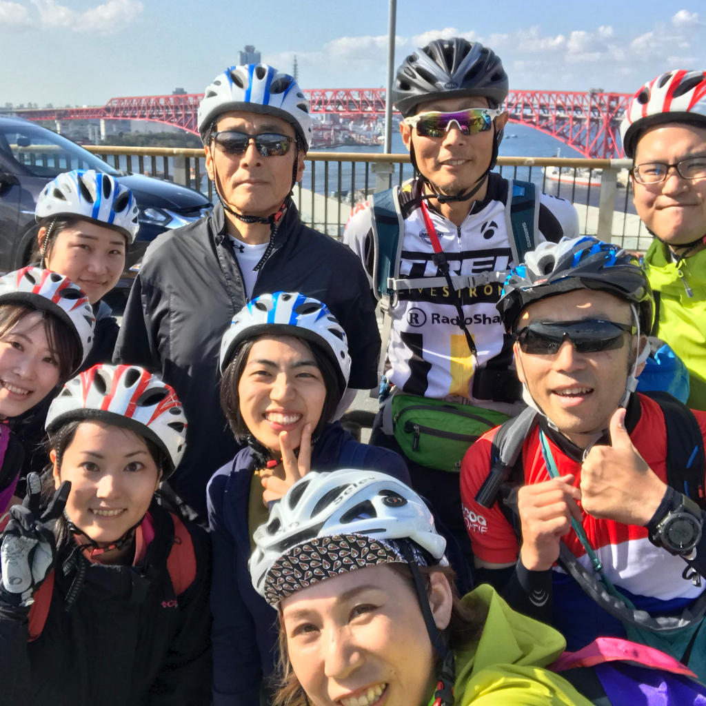 Un groupe pose pendant le tour cycliste du port d'Osaka de la RBRJ