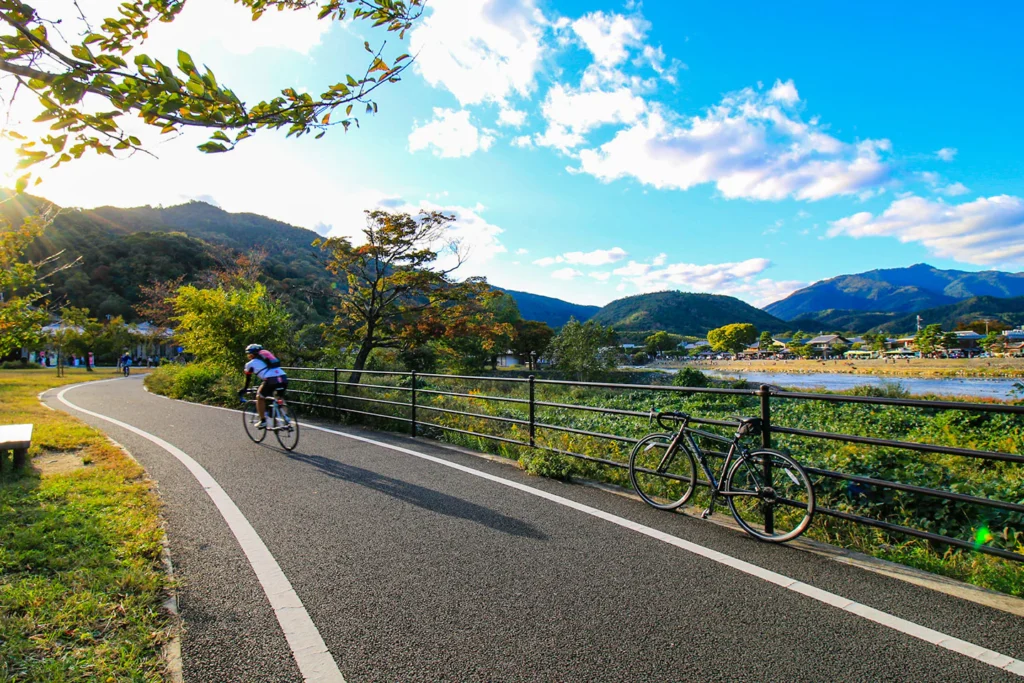 京都桂川沿岸的騎自行車者