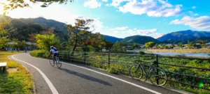 Ciclista por el Katsuragawa en Kioto