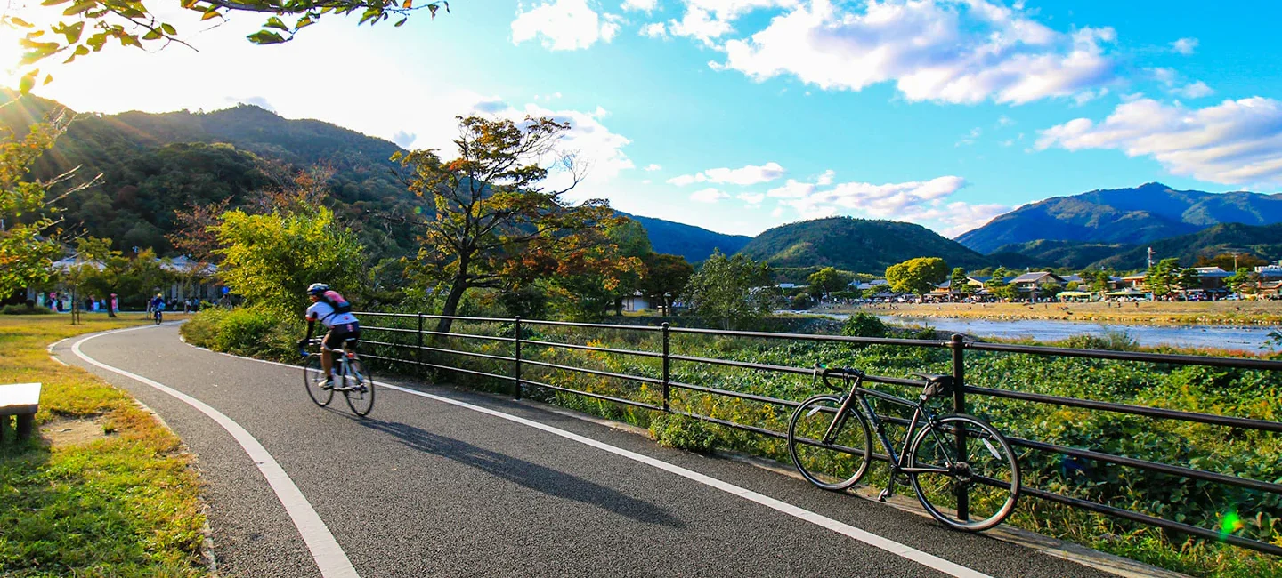 京都の桂川沿いを走るサイクリスト