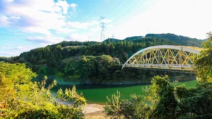 Puente sobre el río Seta en la ruta ciclista de Uji