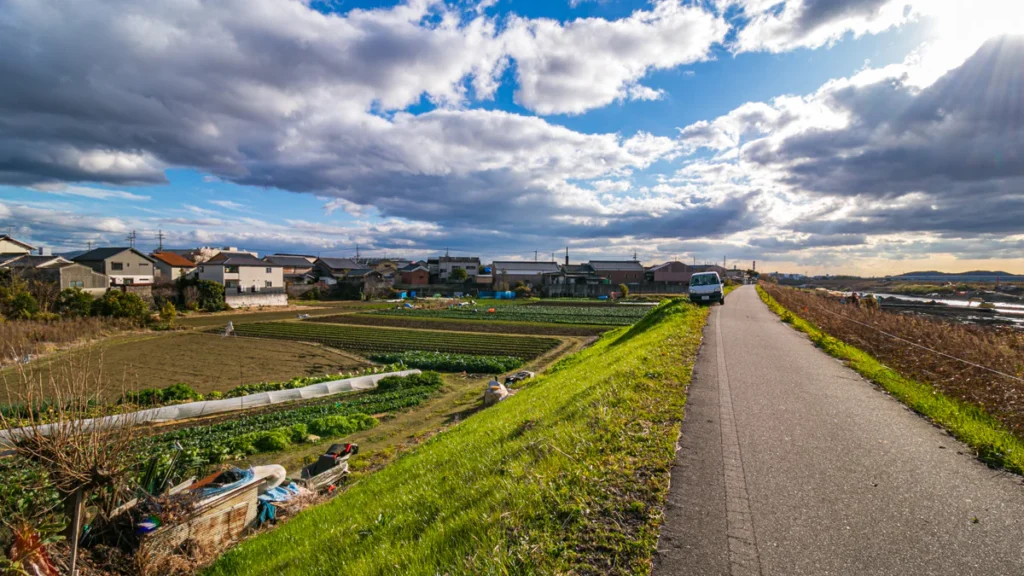 Une partie de la piste cyclable le long de la route entre Kyoto et Osaka