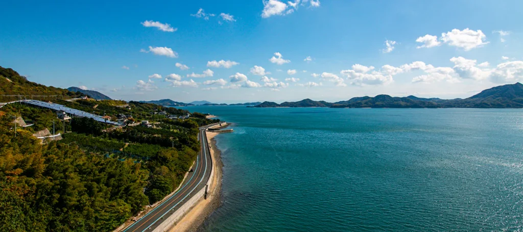 Vue sur la mer le long du Shimanami Kaido