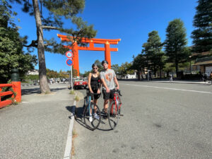 Profitez des paysages et des sites touristiques à vélo à Kyoto.